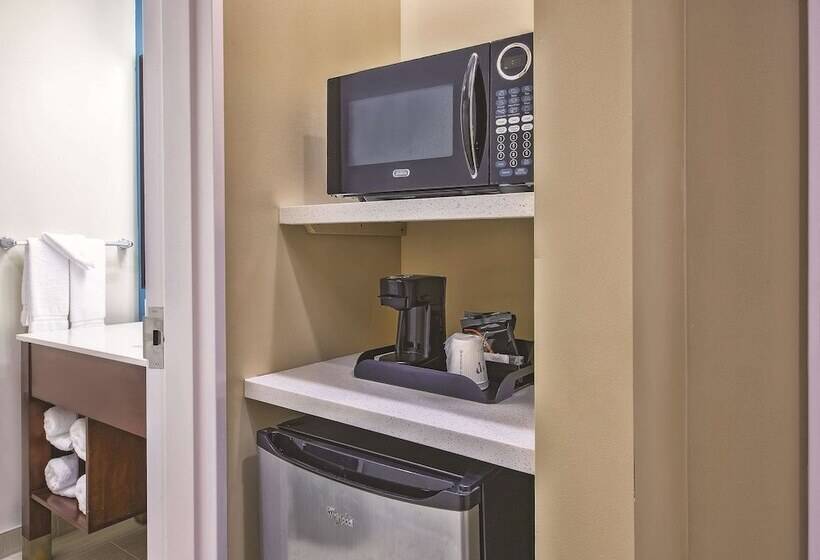 Люкс, La Quinta By Wyndham Niagara Falls