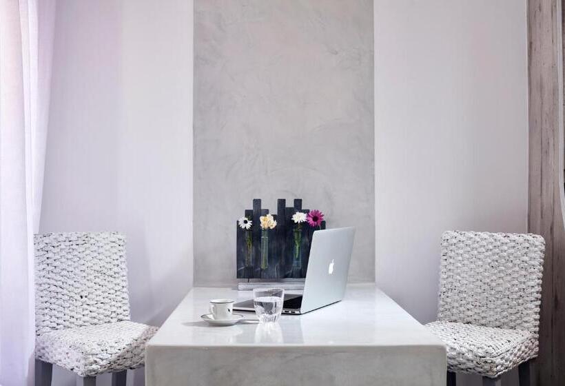 Suite avec Hydromassage, Orabel Suites Santorini