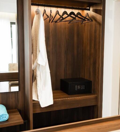 סוויטה נוף לים, Jost Caravel