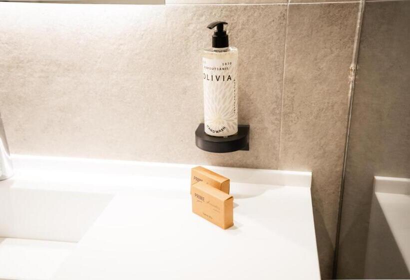 חדר משפחתי נוף לים, Jost Caravel