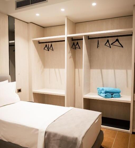 חדר משפחתי נוף לים, Jost Caravel