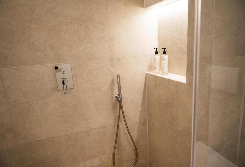 חדר משפחתי נוף לים, Jost Caravel