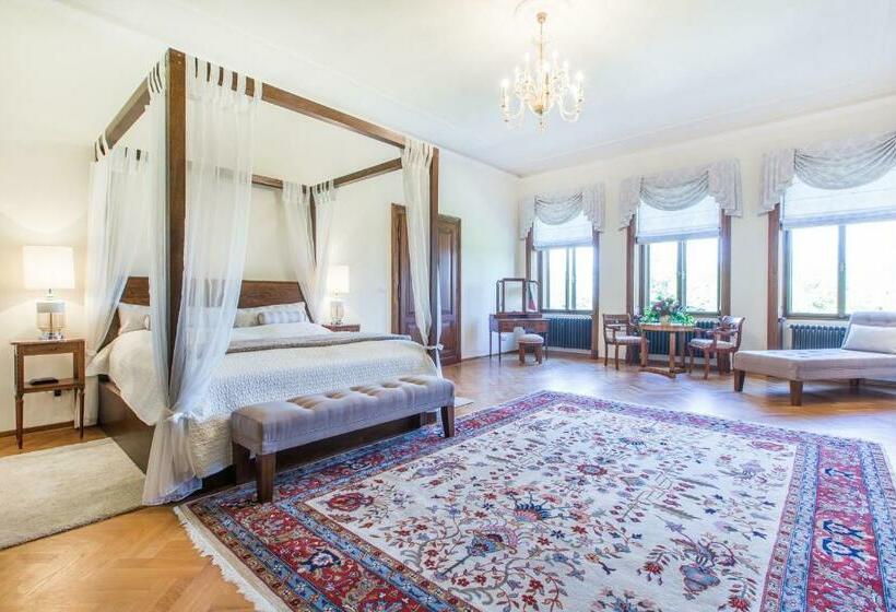 اتاق لوکس با تخت بزرگ, Zámek Dobřenice