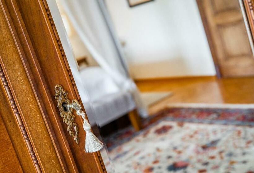 キングサイズベッドのデラックスルーム, Zámek Dobřenice