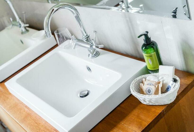 キングサイズベッドのデラックスルーム, Zámek Dobřenice