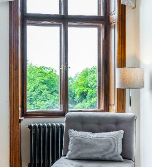 キングサイズベッドのデラックスルーム, Zámek Dobřenice