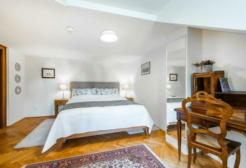 ガーデンビュースタンダードルーム, Zámek Dobřenice