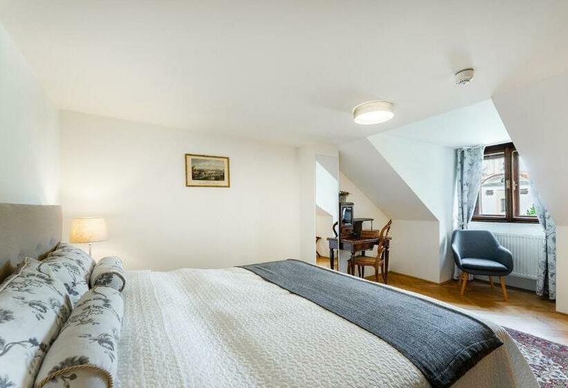 ガーデンビュースタンダードルーム, Zámek Dobřenice