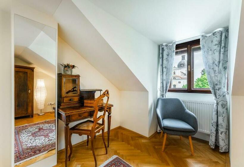 ガーデンビュースタンダードルーム, Zámek Dobřenice