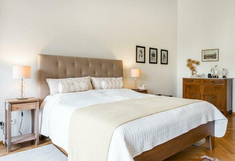 キングサイズベッドのデラックスルーム, Zámek Dobřenice