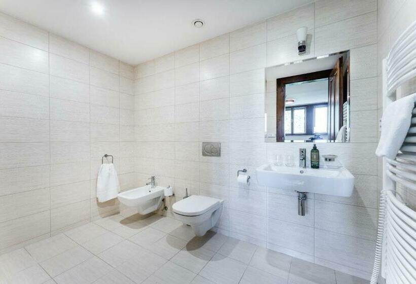 スーペリアトリプルルーム, Zámek Dobřenice