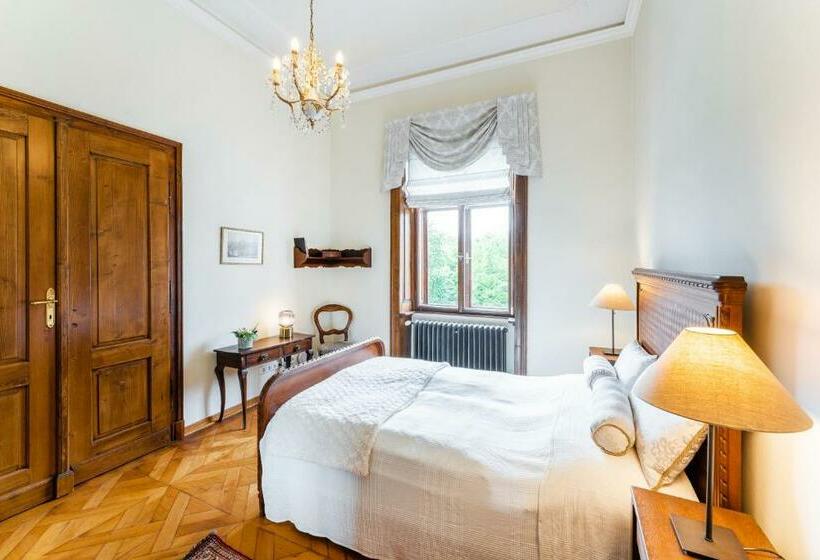 庭の見えるシングルルーム, Zámek Dobřenice