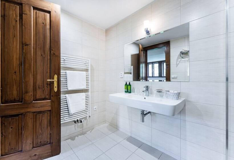 スーペリアトリプルルーム, Zámek Dobřenice