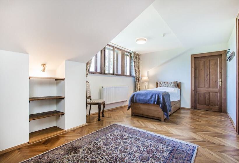 スーペリアトリプルルーム, Zámek Dobřenice