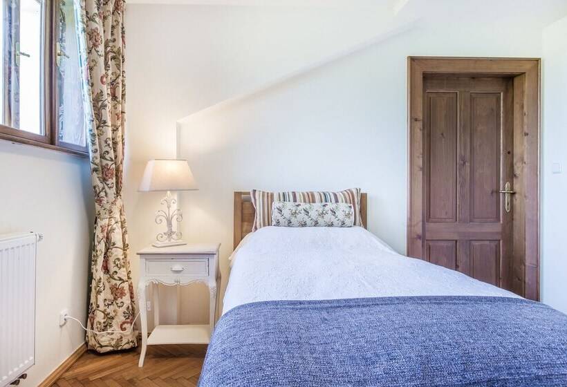 スーペリアトリプルルーム, Zámek Dobřenice