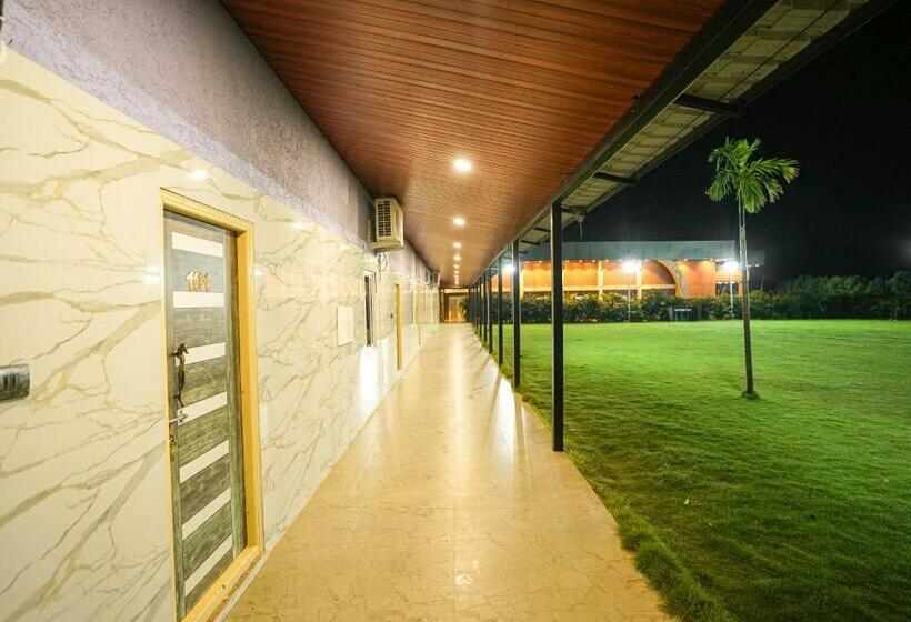 Трехместный Номер Стандарт Вид на Сад, Kcr Resorts & Convention