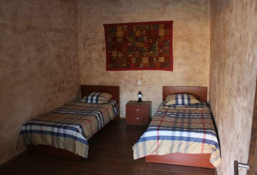 اتاق اکونومی, Golden Cradle