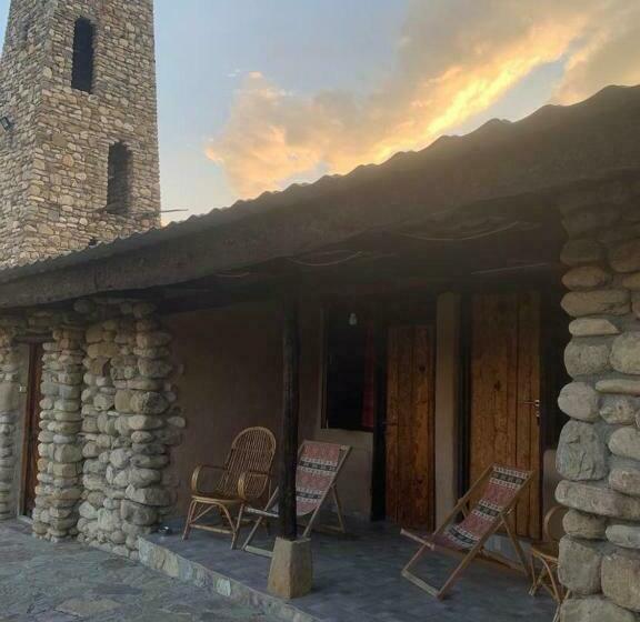 اتاق اکونومی, Golden Cradle