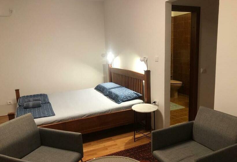 اتاق راحتی سه تخته, Igors