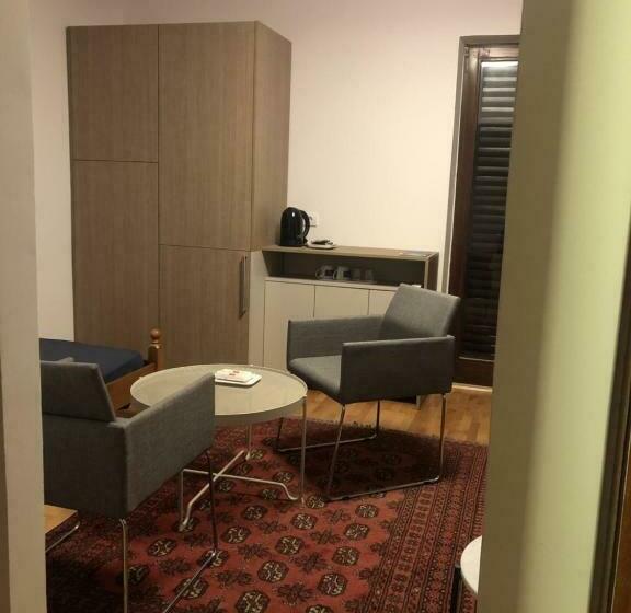 اتاق راحتی سه تخته, Igors