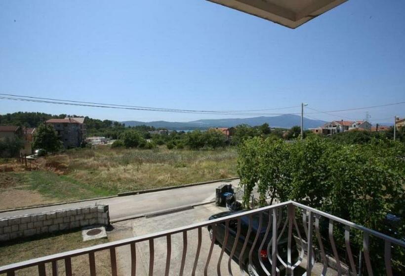 اتاق راحتی سه تخته, Igors