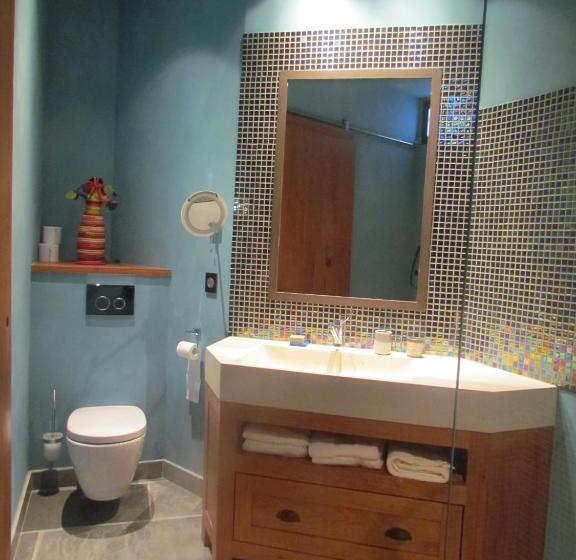 جناح مطلّ علي الحديقة, Bohobé Naboty