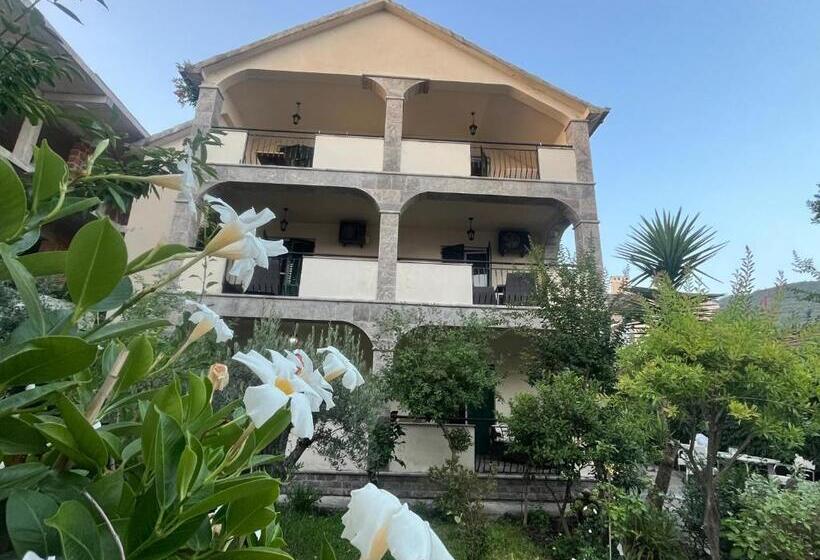 آپارتمان 1 خوابه با تراس, Casa Maruca