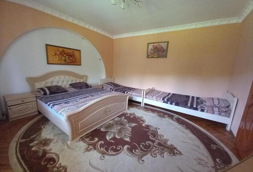 Basic Triple Occupancy Room, садиба віталія