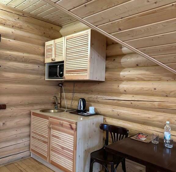 غرفة قياسية ثلاثية, батярський двір