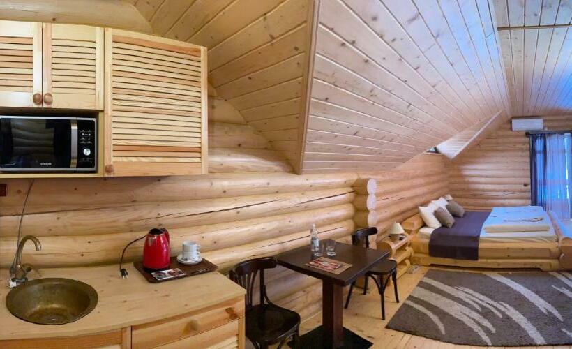 غرفة قياسية ثلاثية, батярський двір