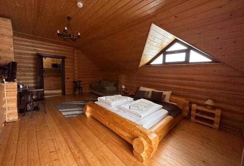 غرفة قياسية رباعية, батярський двір