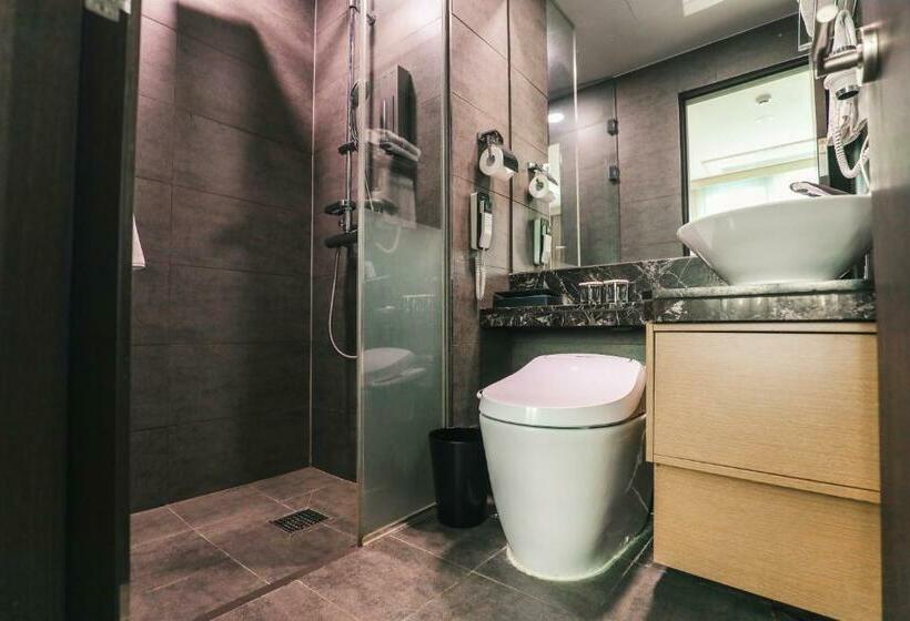 غرفة قياسية, On City