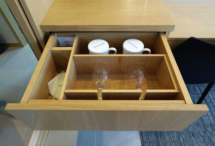 غرفة قياسية, On City