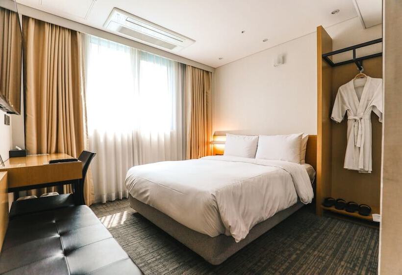 غرفة قياسية, On City