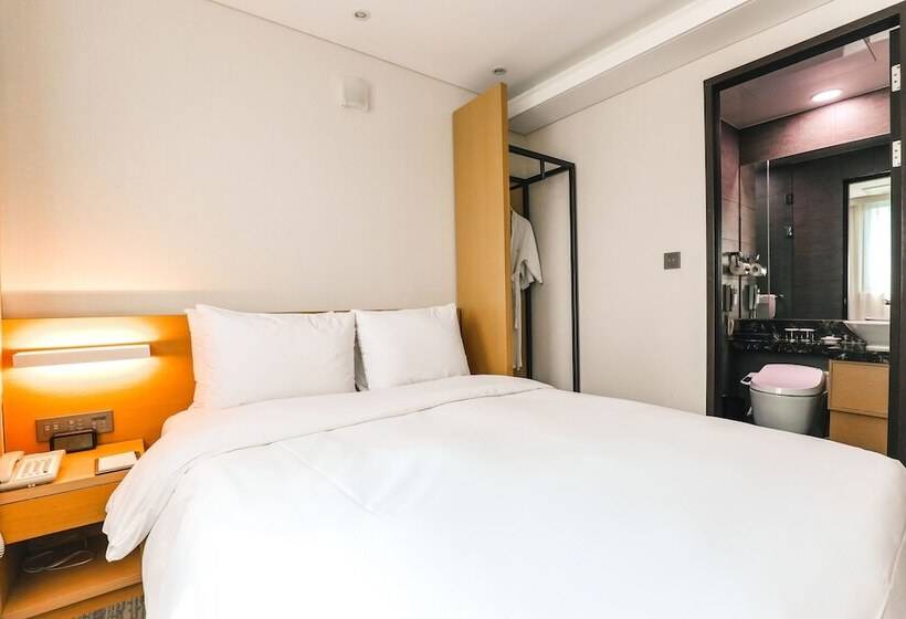 غرفة قياسية, On City