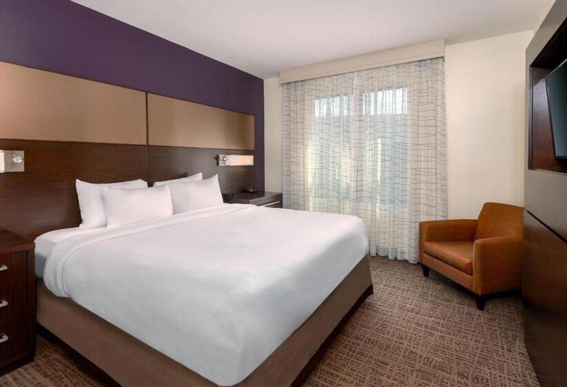 带大床的标准工作室, Residence Inn By Marriott Charlottesville Downtown