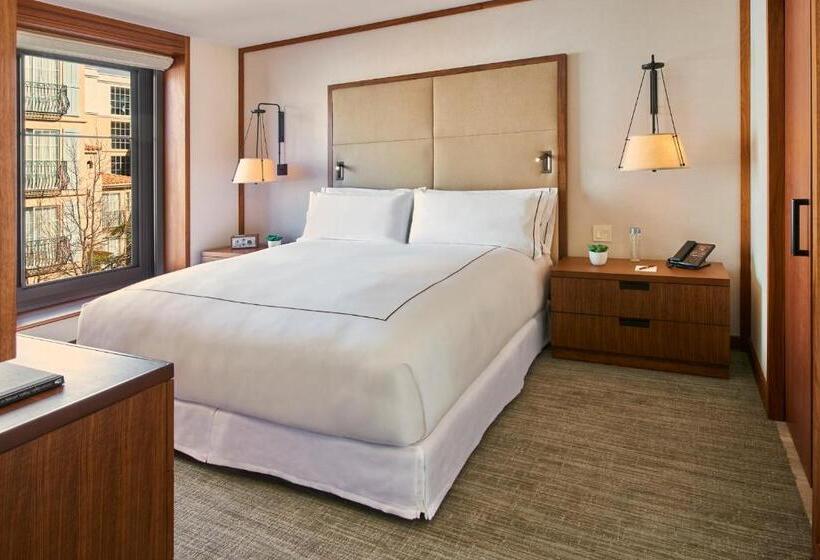 キングサイズベッドのデラックスルーム, The Clement Hotel   All Inclusive Urban Resort