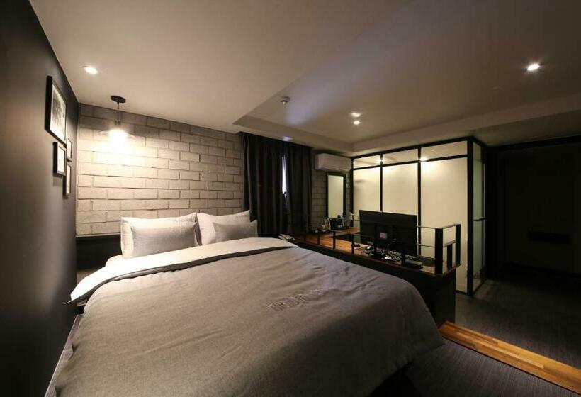 디럭스 룸, The Last Hotel Nampo