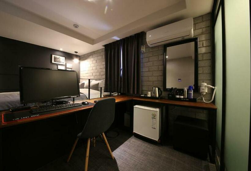 디럭스 룸, The Last Hotel Nampo