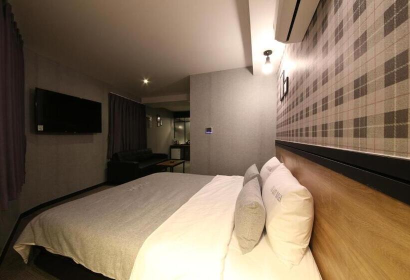 디럭스 룸, The Last Hotel Nampo