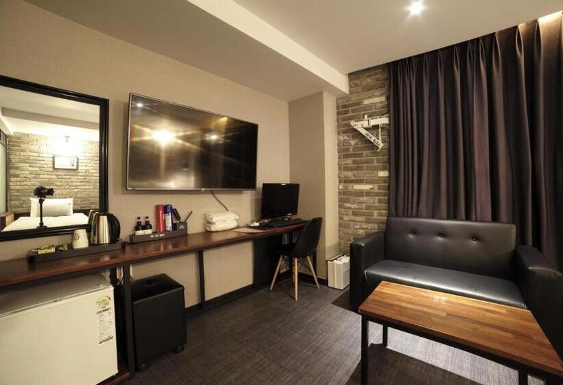 디럭스 룸, The Last Hotel Nampo