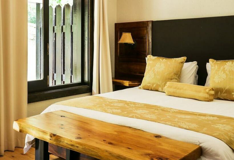 غرفة عائلية, Malachite Manor