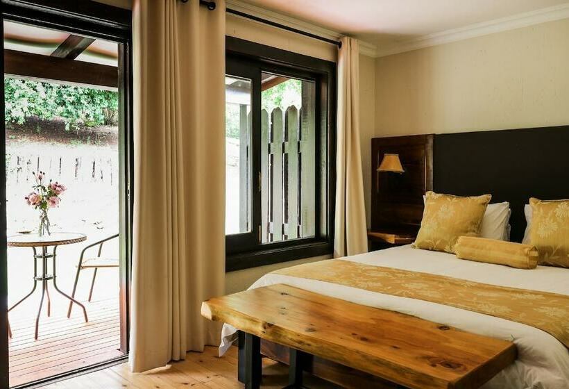 غرفة عائلية, Malachite Manor