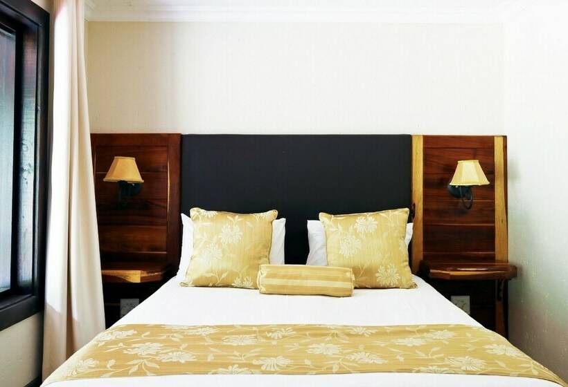 غرفة عائلية, Malachite Manor