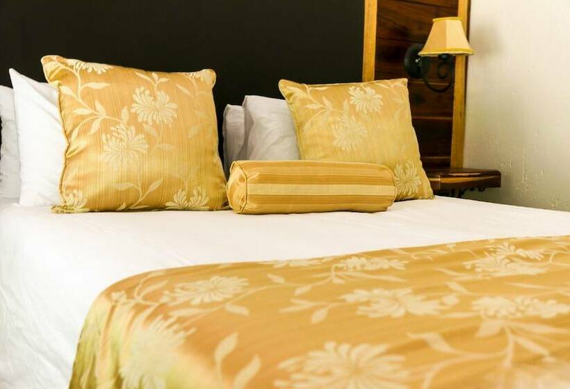 غرفة عائلية, Malachite Manor