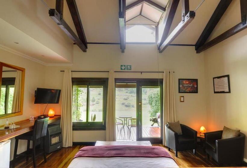 Номер Стандарт, Malachite Manor