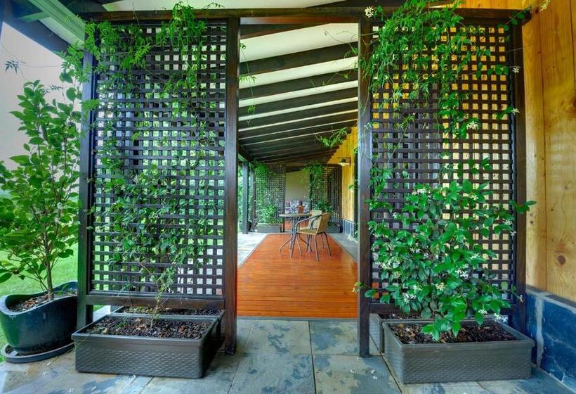 غرفة قياسية, Malachite Manor