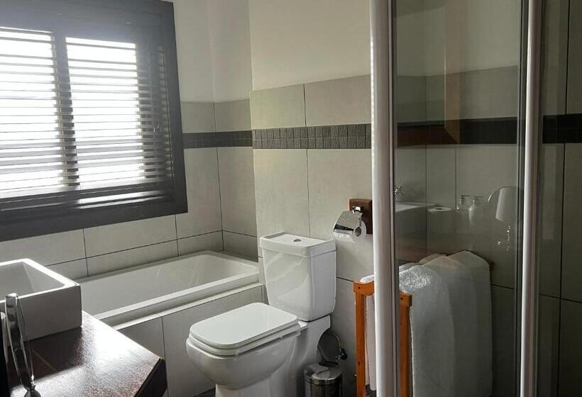 غرفة عائلية, Malachite Manor