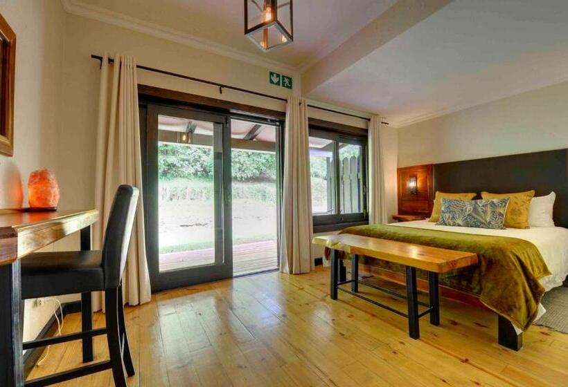 غرفة عائلية, Malachite Manor