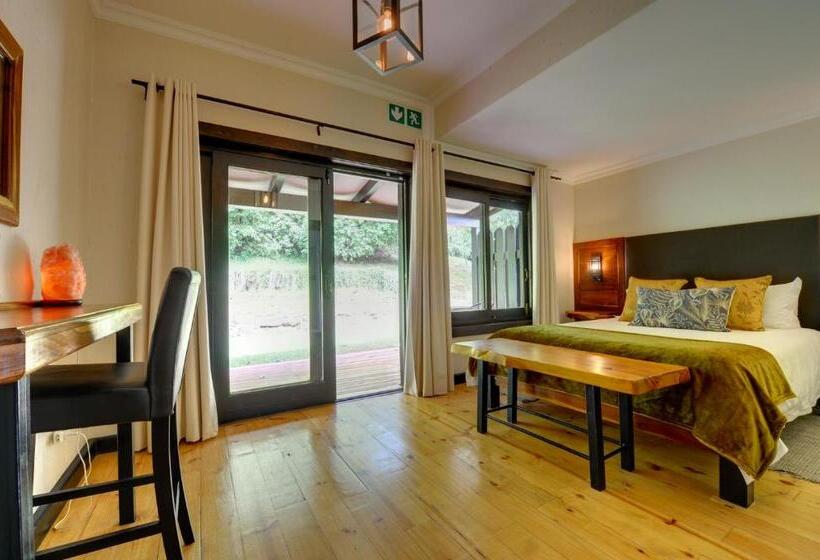 غرفة عائلية, Malachite Manor